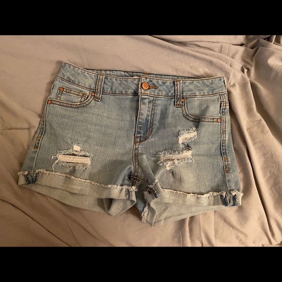 Distressed jean shorts - Picture 1 of 7
